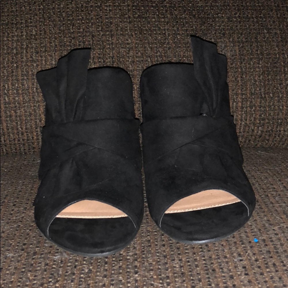 Black short heel shoes